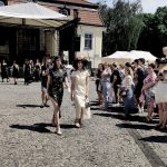 Uczennice szkoły podczas pokazu mody na ul. Kilińskiego