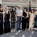 Uczennice szkoły pozują do zdjęcia z Panem Dyrektorem Mariuszem Pęzą