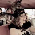 uczennice szkoły siedzące w saamochodzie z okresu lat 20 XX w.