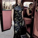 uczennica szkoły przy otwartych drzwiach do samochodu z okresu lat 20 XXw.