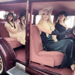 uczennice szkoły siedzące w saamochodzie z okresu lat 20 XX w.